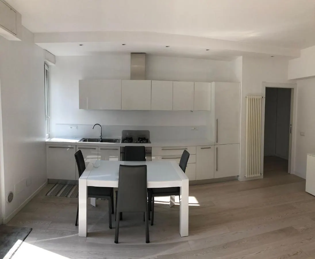 Bright & Spacious Apartment Near Navigli - Ponti Milan Italy